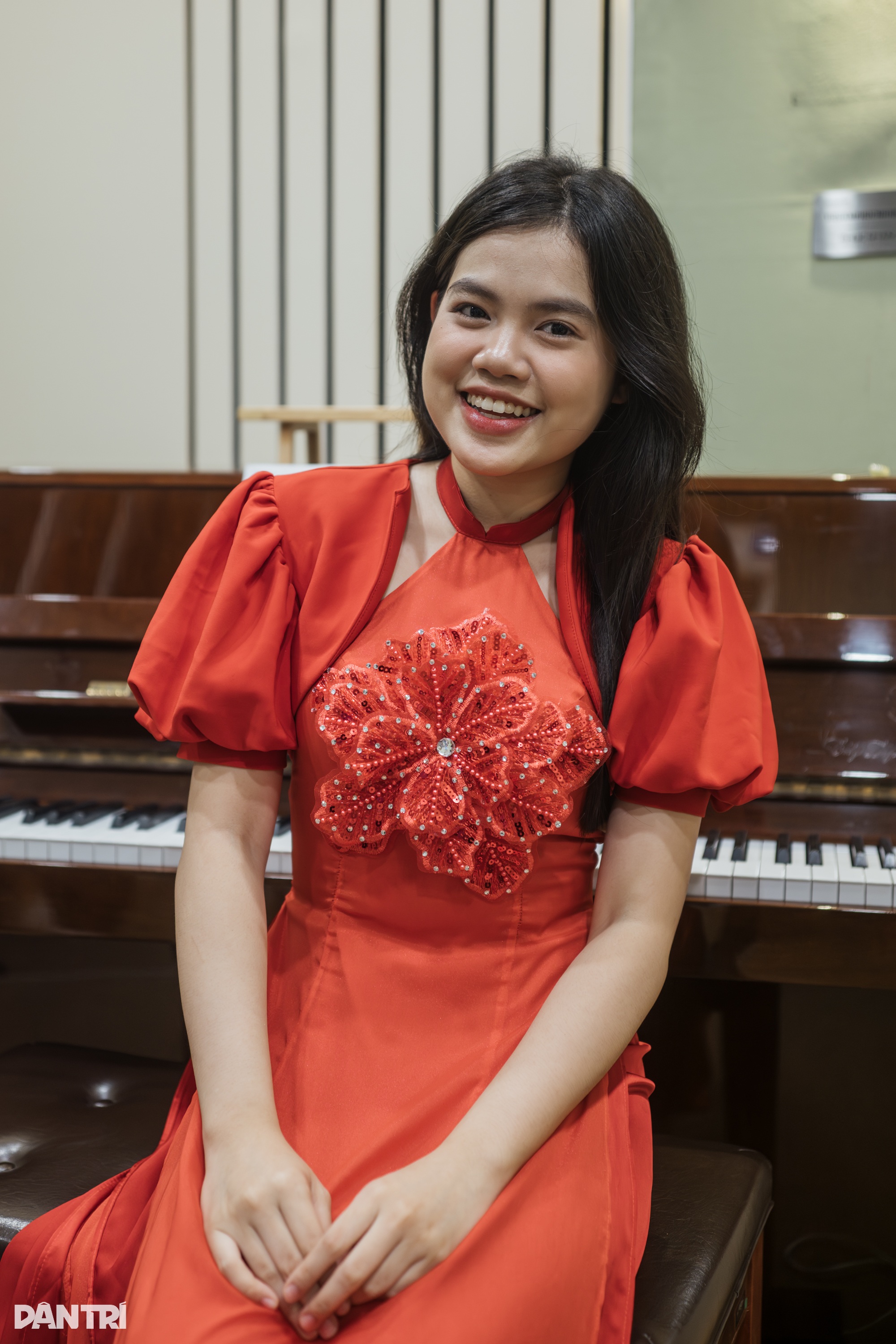 Từ cô bé gảy đàn bầu gây sốt 8 năm trước thành hiện tượng nhạc đỏ tuổi 18 - 5