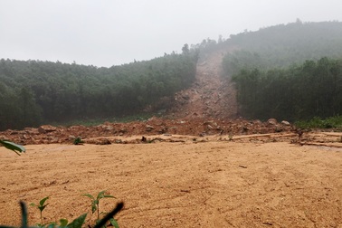 Người dân thấp thỏm sống dưới ngọn núi... “chờ sập”