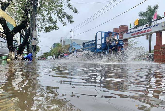 Nhiều địa phương ở tỉnh Quảng Ngãi ngập sâu trong nước - Ảnh 1. Nhiều địa phương ở tỉnh Quảng Ngãi ngập sâu trong nước - Ảnh 1.