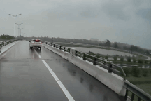 "Bắt quả tang" ô tô đi lùi trên đường cao tốc, có chi tiết gây nghi vấn