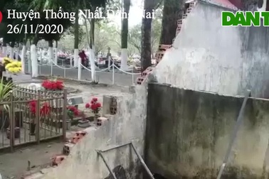 Tường rào trường tiểu học sập đè bẹp 20 xe đạp của học sinh