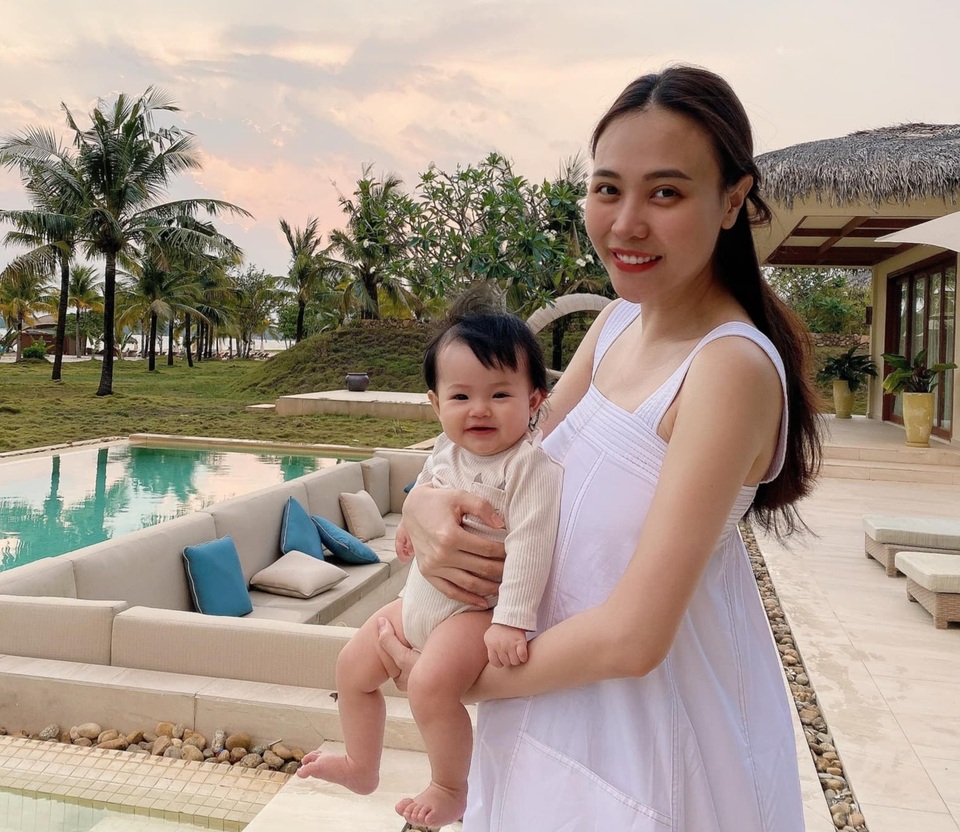 Bà mẹ một con Đàm Thu Trang khoe dáng thon gọn với áo tắm - 2 Bà mẹ một con Đàm Thu Trang khoe dáng thon gọn với áo tắm - 2