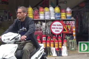 Mặt nạ phòng độc, bình cứu hỏa đắt hàng sau vụ cháy chung cư