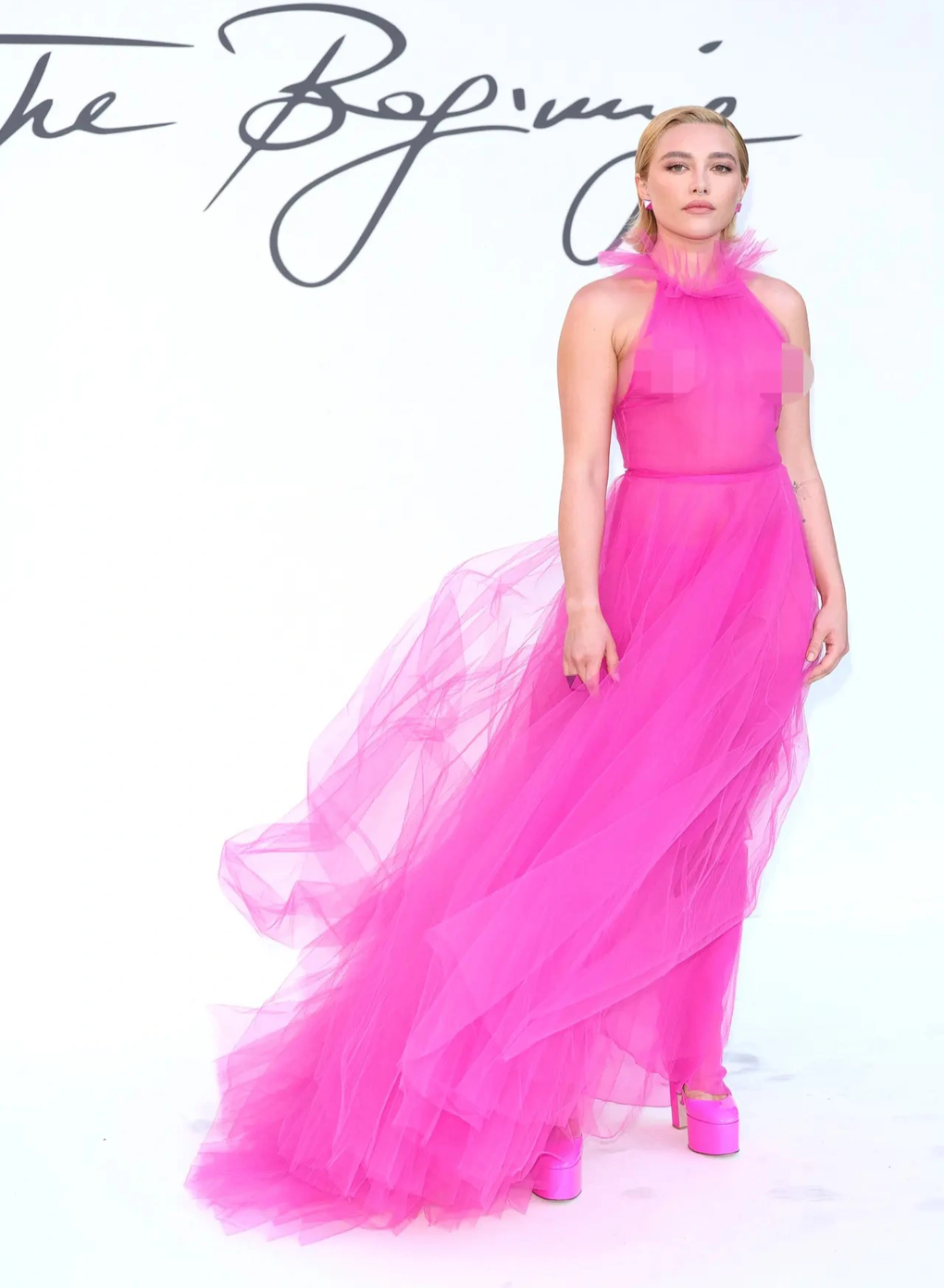 Florence Pugh nói gì khi bị nam giới chê bai vì theo mốt không áo ngực? - 1 Florence Pugh nói gì khi bị nam giới chê bai vì theo mốt không áo ngực? - 1