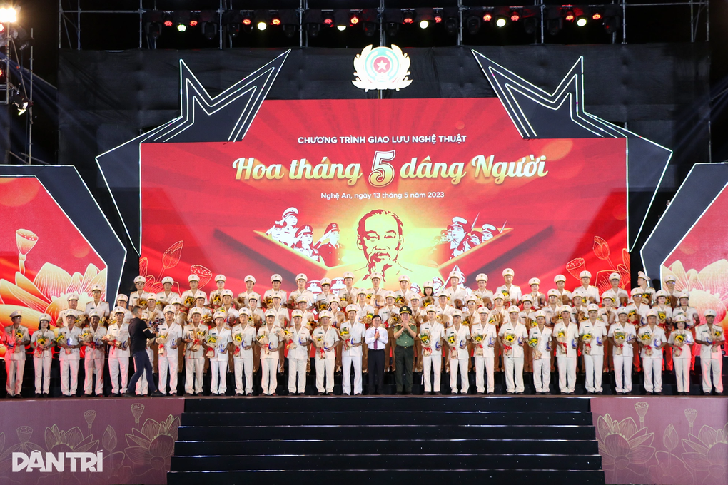 Trung tá công an kể về vụ cứu nạn chưa có tiền lệ dưới hang sâu 300m - 1 Trung tá công an kể về vụ cứu nạn chưa có tiền lệ dưới hang sâu 300m - 1