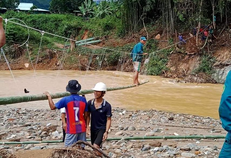Bộ đội, dân quân giúp dân làm cầu treo cho học sinh đến trường - 6 Bộ đội, dân quân giúp dân làm cầu treo cho học sinh đến trường - 6