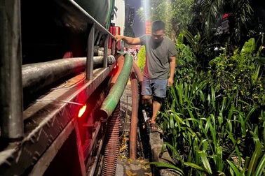 Xả trộm chất thải xuống sông Tô Lịch, 3 người bị bắt giữ