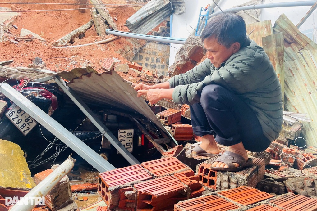 Sau tiếng nổ lớn, bờ tường Bến xe Đức Long đổ sập vào nhà dân - 2 Sau tiếng nổ lớn, bờ tường Bến xe Đức Long đổ sập vào nhà dân - 2