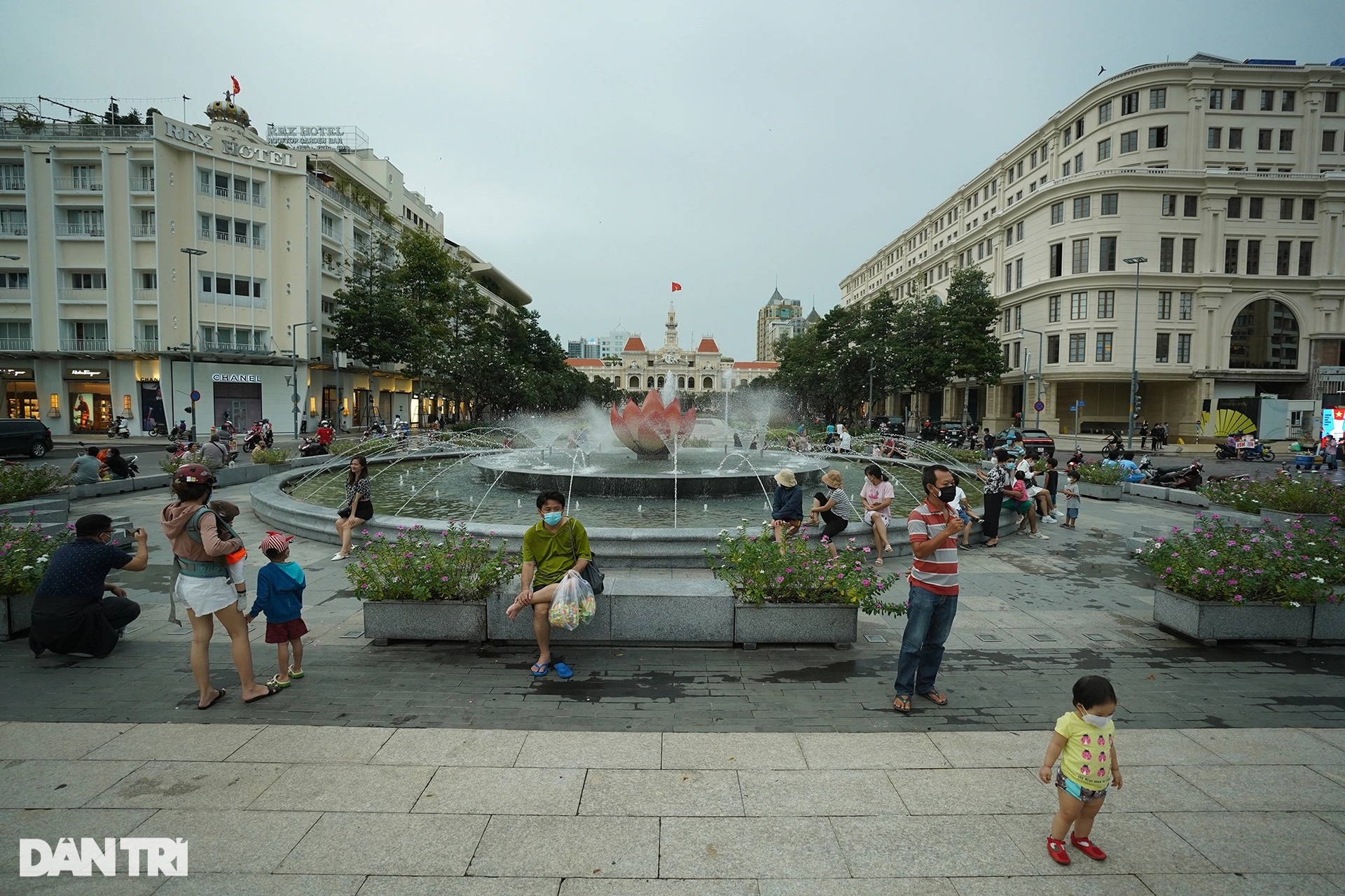 Phố đi bộ Nguyễn Huệ nhộn nhịp ngày cuối tuần khi TPHCM mở cửa - 4