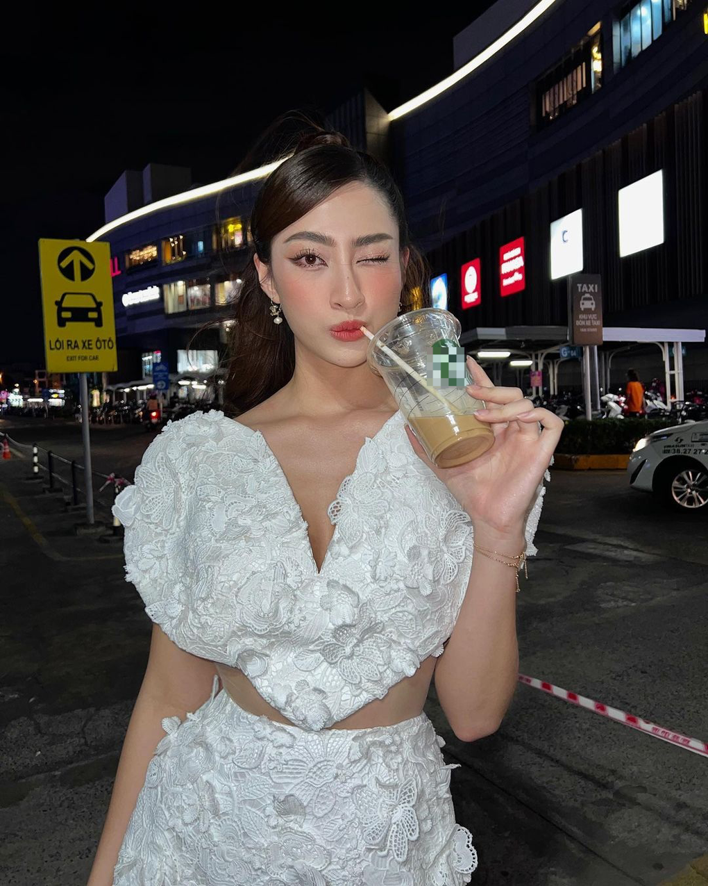 Jennie và dàn sao nữ chuộng kiểu áo khoe vòng eo con kiến - 8 Jennie và dàn sao nữ chuộng kiểu áo khoe vòng eo con kiến - 8