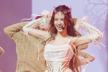 Đông Nhi xuất hiện quyến rũ, khuấy đảo chung kết "Chị đẹp đạp gió"