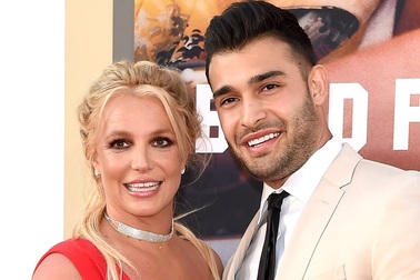 Britney Spears hạnh phúc bên bạn trai kém 12 tuổi