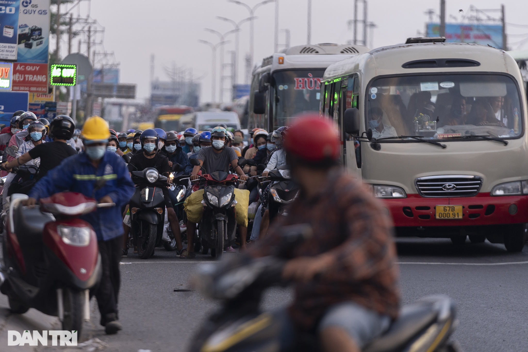 Người dân trở lại Sài Gòn sớm, giao thông cửa ngõ ùn tắc, hỗn loạn - 13 Người dân trở lại Sài Gòn sớm, giao thông cửa ngõ ùn tắc, hỗn loạn - 13