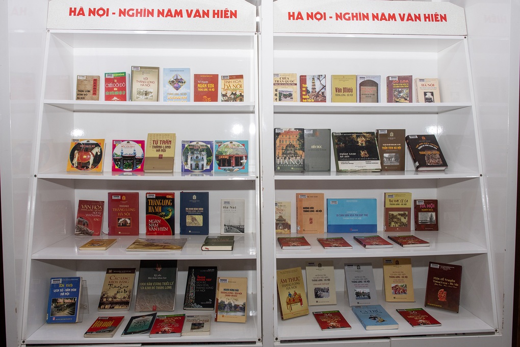 Hàng trăm tư liệu hiếm tại Triển lãm sách chào mừng Ngày Giải phóng Thủ đô - 3