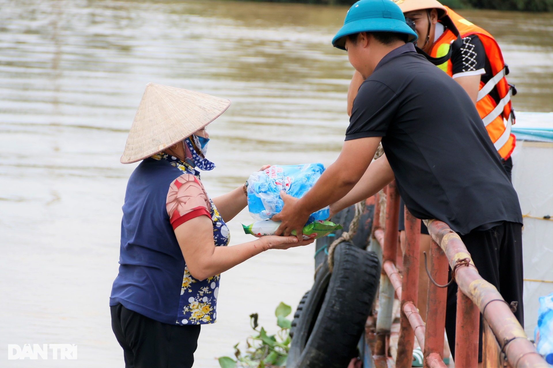 Nước dâng cao, người dân vùng rốn lũ ở Ninh Bình chuyển lên mái nhà - 12 Nước dâng cao, người dân vùng rốn lũ ở Ninh Bình chuyển lên mái nhà - 12