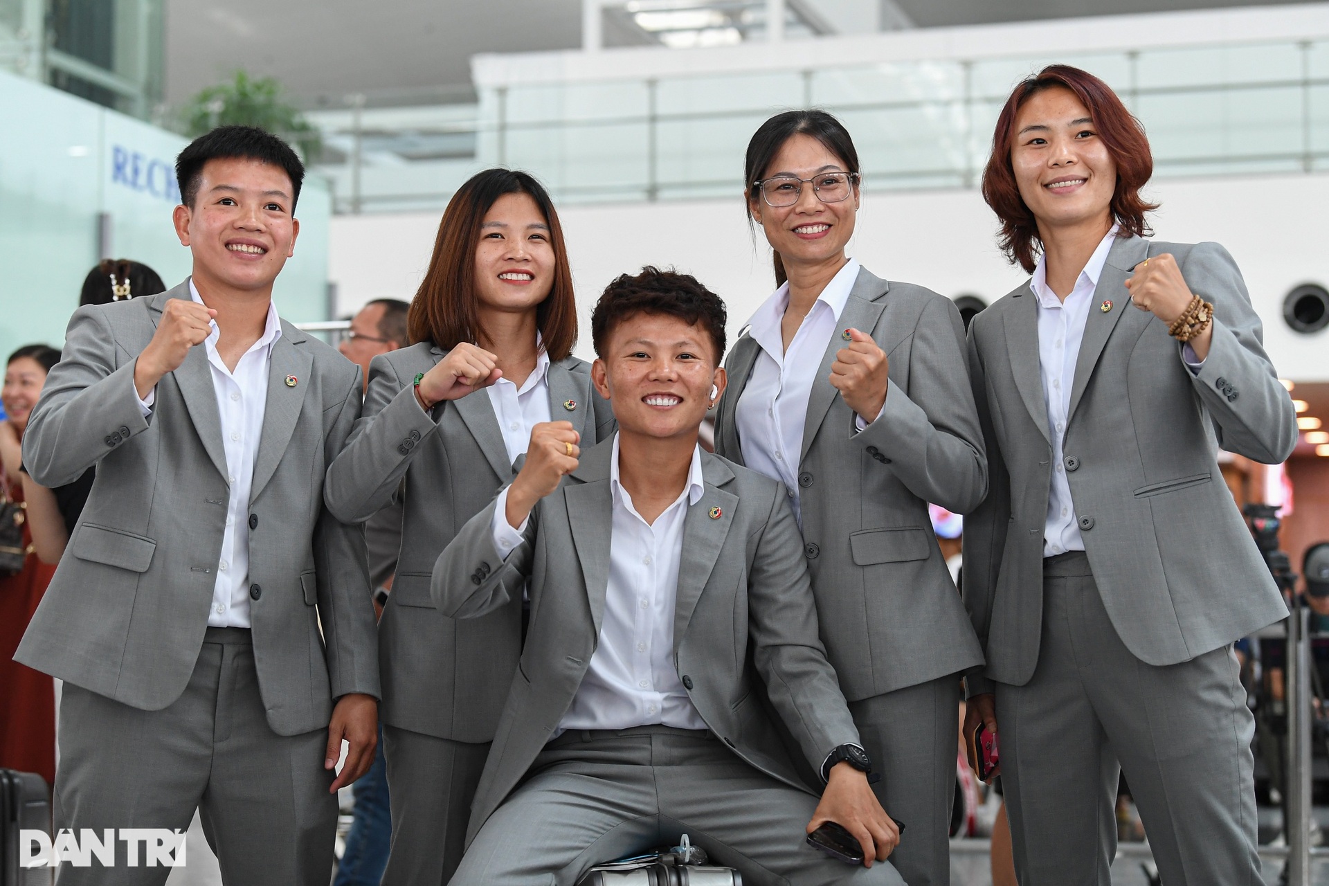 Huỳnh Như, Thanh Nhã cùng đồng đội rạng rỡ lên đường dự World Cup - 13 Huỳnh Như, Thanh Nhã cùng đồng đội rạng rỡ lên đường dự World Cup - 13