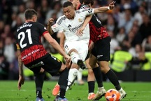 Mbappe ghi bàn cho Real Madrid, ngăn Barcelona vô địch sớm