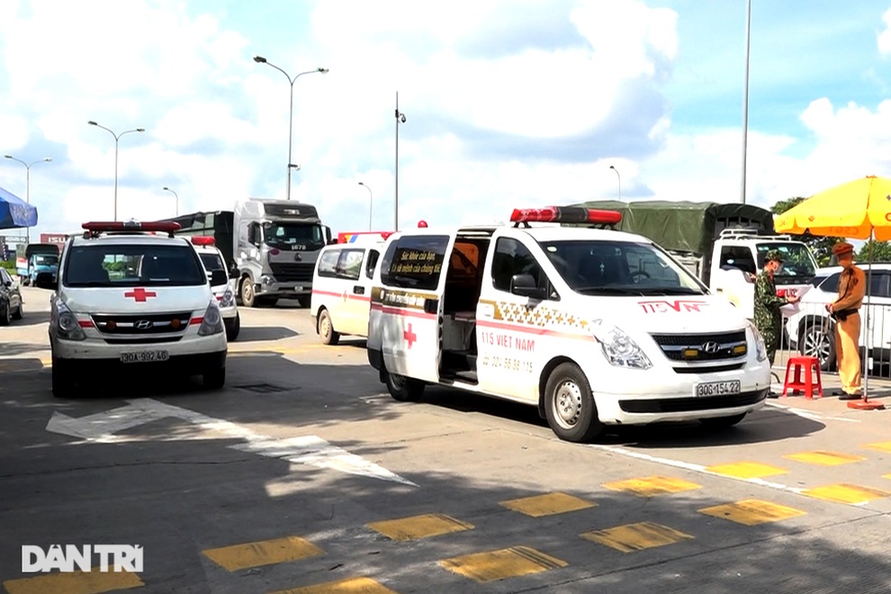 Siết chặt kiểm soát xe cứu thương, xe luồng xanh ở cửa ngõ Hà Nội - 8 Siết chặt kiểm soát xe cứu thương, xe luồng xanh ở cửa ngõ Hà Nội - 8