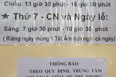 TP.HCM: Cả gia đình đi lấy số tiêm vắc xin dịch vụ