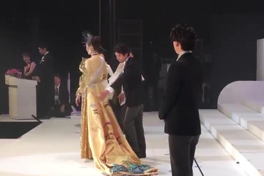 Tường San "vỡ oà" khi được xướng tên giải thường Trang phục dân tộc đẹp nhất.