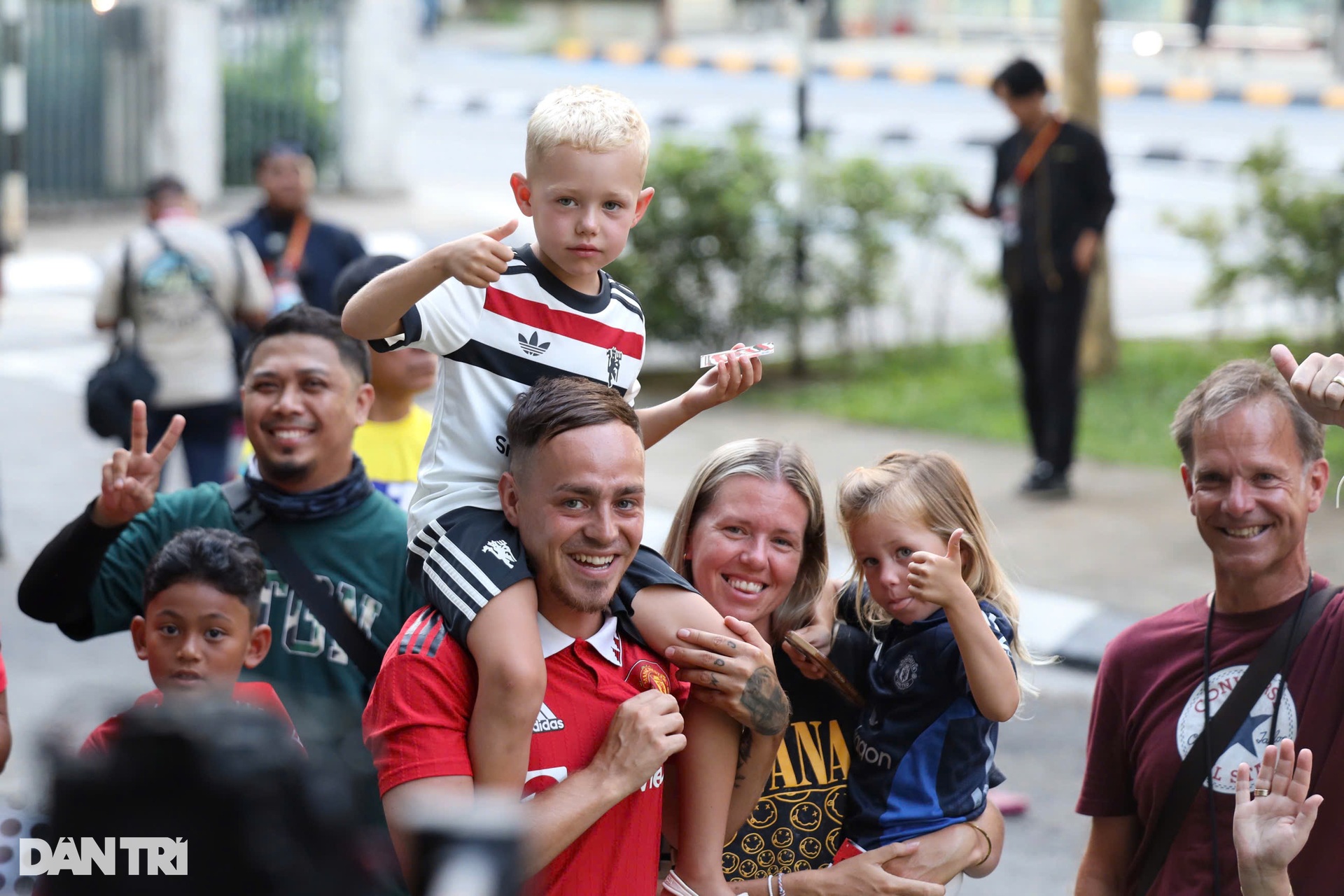 Hàng trăm người hâm mộ chào đón Man Utd đến khách sạn ở Malaysia - 10 Hàng trăm người hâm mộ chào đón Man Utd đến khách sạn ở Malaysia - 10