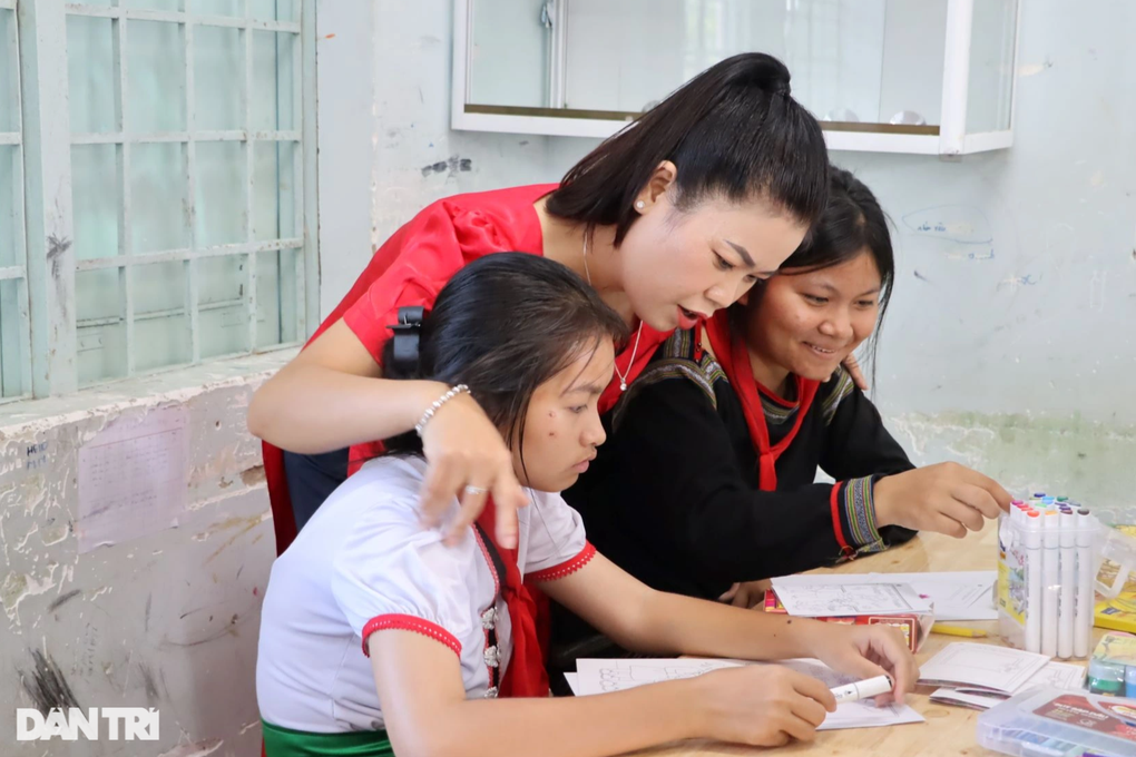 Hoa hậu HHen Niê truyền cảm hứng cho học sinh đồng bào dân tộc thiểu số - 3 Hoa hậu HHen Niê truyền cảm hứng cho học sinh đồng bào dân tộc thiểu số - 3