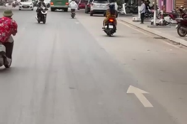 Người đàn ông che biển số chạy xe máy lạng lách trên đường