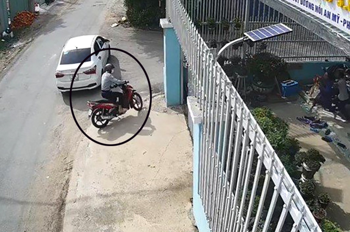 Mặc sơ mi, quần tây, đi ô tô để... trộm xe máy - 1 Mặc sơ mi, quần tây, đi ô tô để... trộm xe máy - 1
