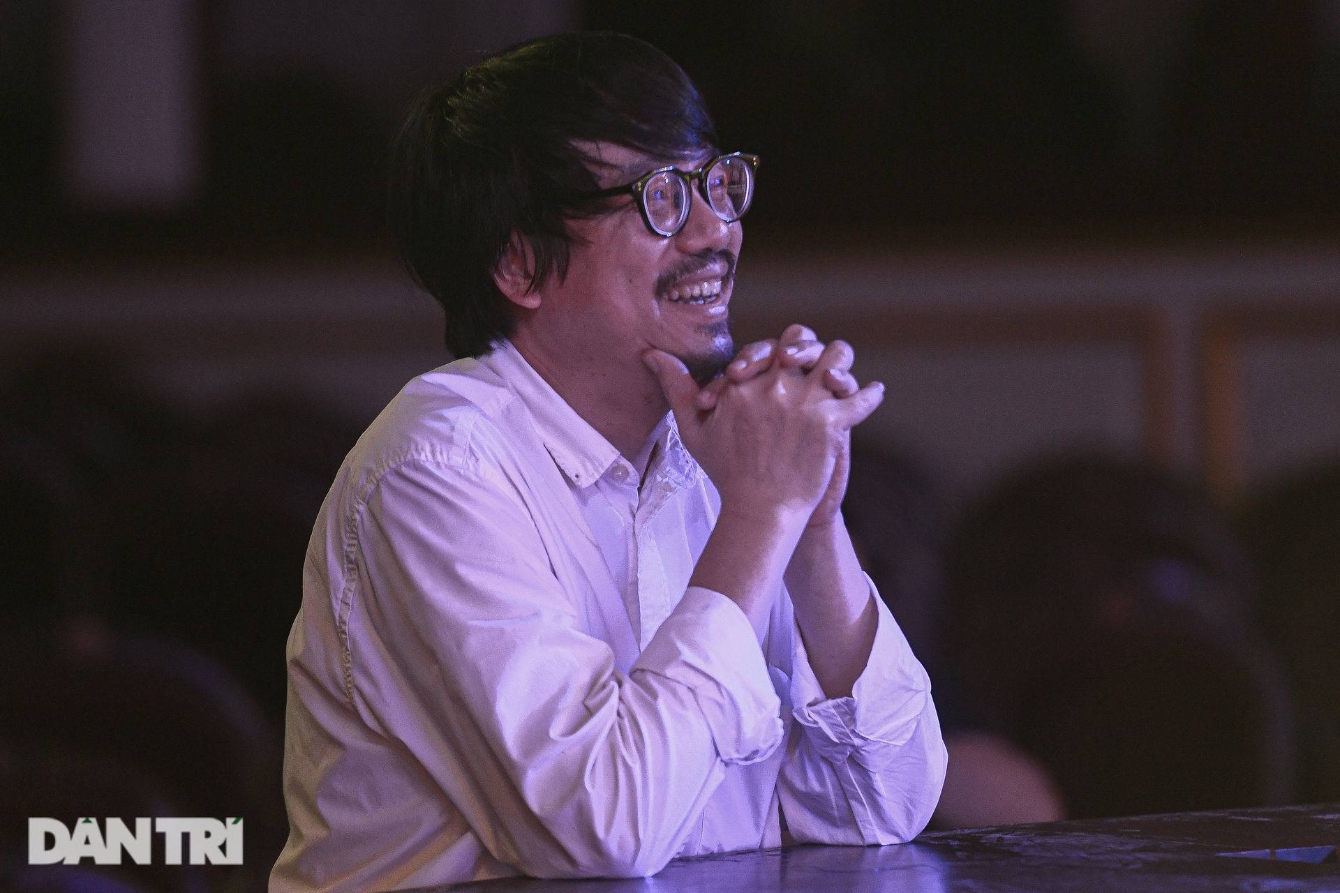 NSND Lê Khanh cười tít, NSƯT Quốc Tuấn mặc đồ ngủ lên sân khấu diễn kịch - 5 NSND Lê Khanh cười tít, NSƯT Quốc Tuấn mặc đồ ngủ lên sân khấu diễn kịch - 5