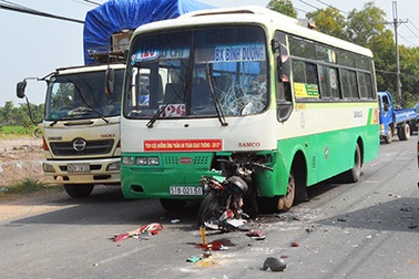Đâm vào đầu xe buýt, hai anh em chết thảm