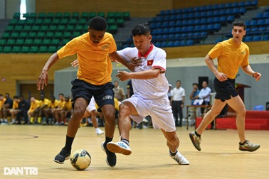 Hải quân tàu sân bay Mỹ USS Ronald Reagan đá bóng cùng thanh niên Đà Nẵng