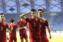 Tuyển thủ Việt Nam ăn mừng đầy cảm xúc sau trận thắng Malaysia