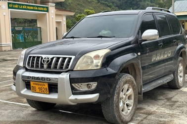 Bí mật lô hàng trị giá 30 tỷ đồng trên chiếc ô tô mang biển số nước ngoài