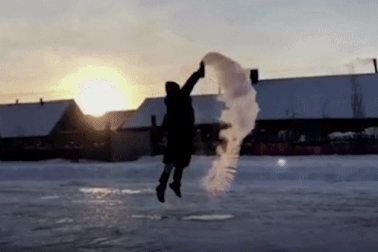 Nước sôi sùng sục đóng băng trong tích tắc giữa nền nhiệt  -44 độ C