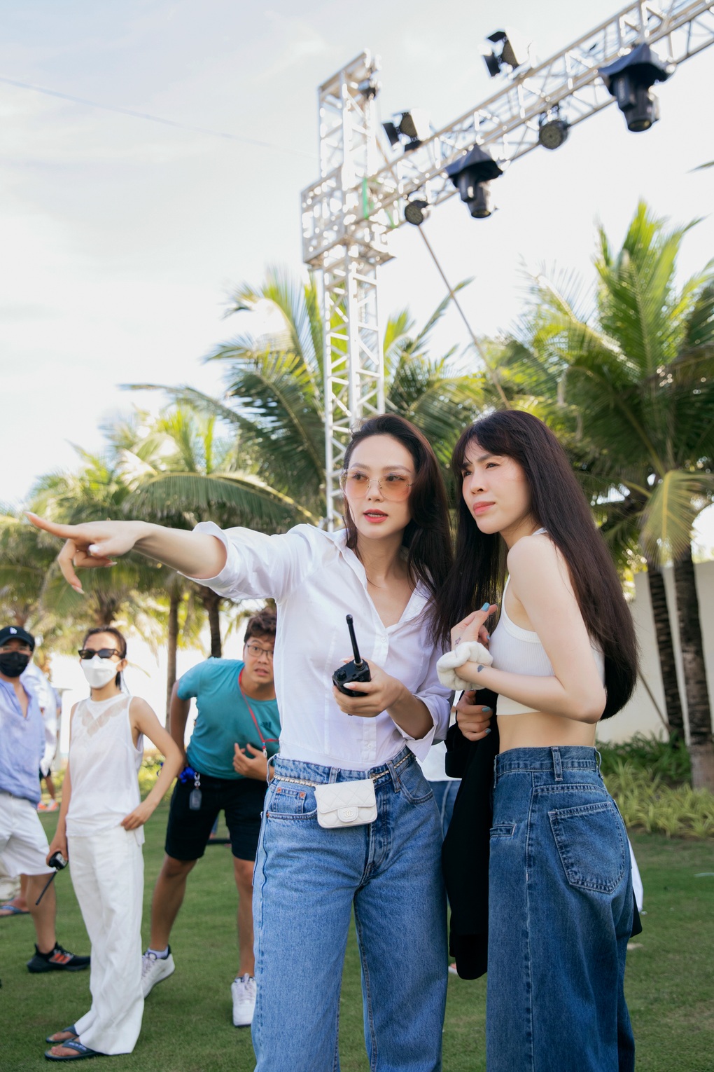 Đông Nhi trùm kín mít đến giúp Minh Hằng chuẩn bị cho đám cưới - 2 Đông Nhi trùm kín mít đến giúp Minh Hằng chuẩn bị cho đám cưới - 2