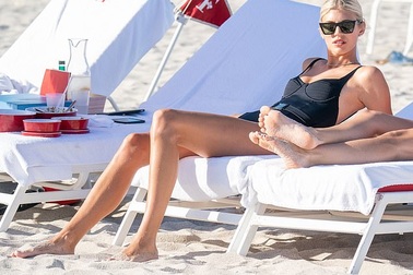 Siêu mẫu áo tắm khoe dáng gợi cảm