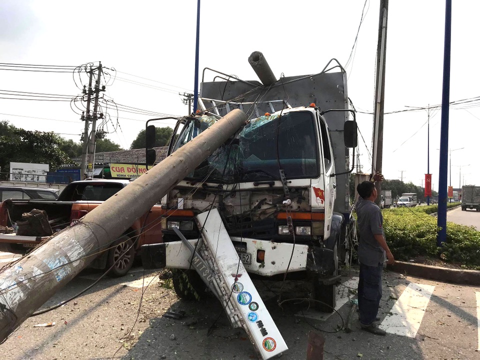 Xe tải lao lên dải phân cách tông gãy trụ điện, 3 người thoát nạn - 3