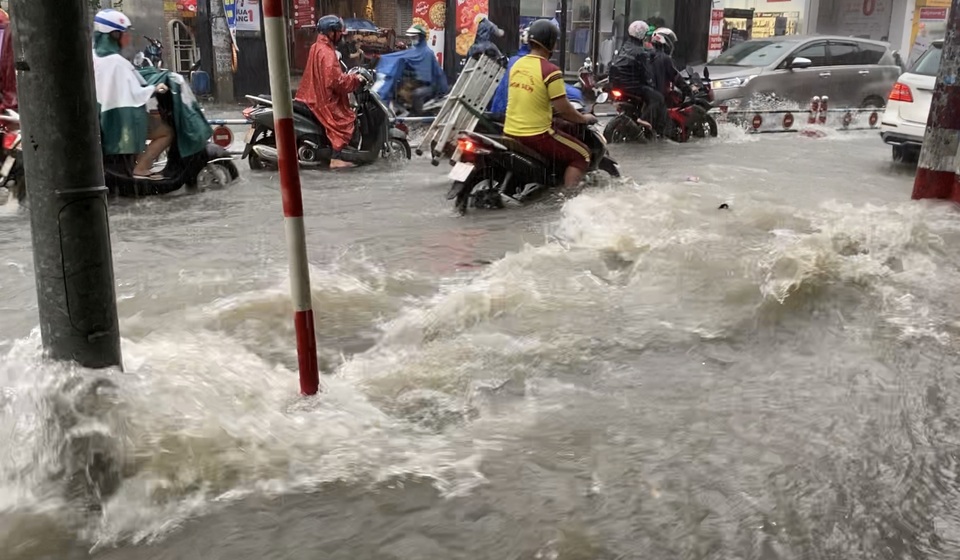 TPHCM: Mưa như trút, nước cuốn trôi xe đạp học sinh giờ tan trường - 6