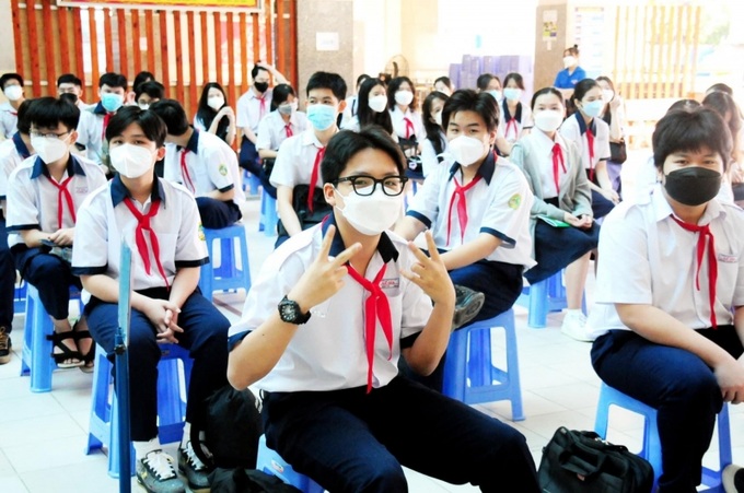 Sở GD&ĐT TP. HCM sẽ phối hợp với Sở Y tế tổng hợp số liệu và xem xét để đề xuất cho học sinh là F1, đã tiêm vaccine ngừa COVID-19 được đi học trực tiếp.