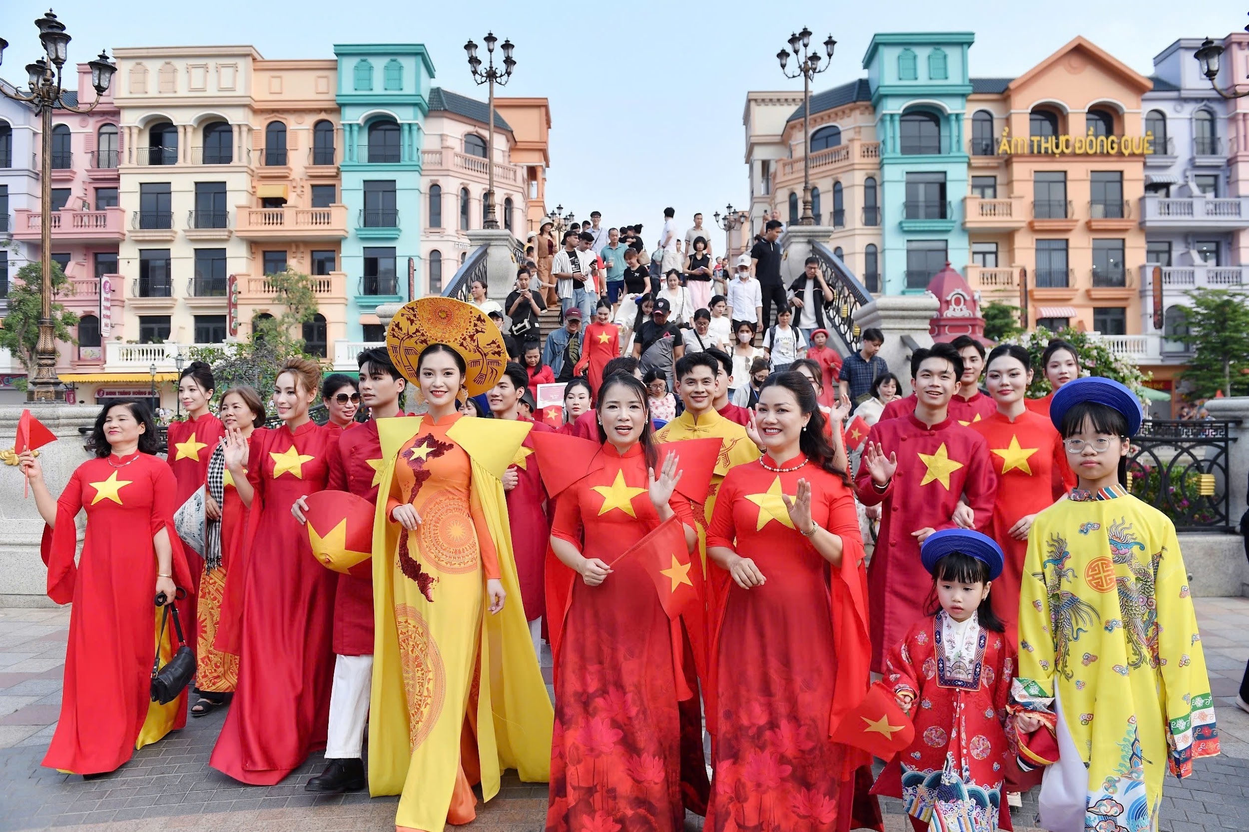 Miss Nong Thuy Hang performs Ao Dai inspired by the shape of the country - 7 Hoa hậu Nông Thúy Hằng trình diễn áo dài lấy cảm hứng từ dáng hình đất nước - 7