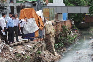 Chủ tịch TPHCM thị sát tìm phương án chống ngập cho sân bay Tân Sơn Nhất