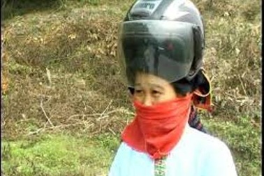 “Nóng” tranh luận về mũ bảo hiểm dành riêng cho phụ nữ người dân tộc