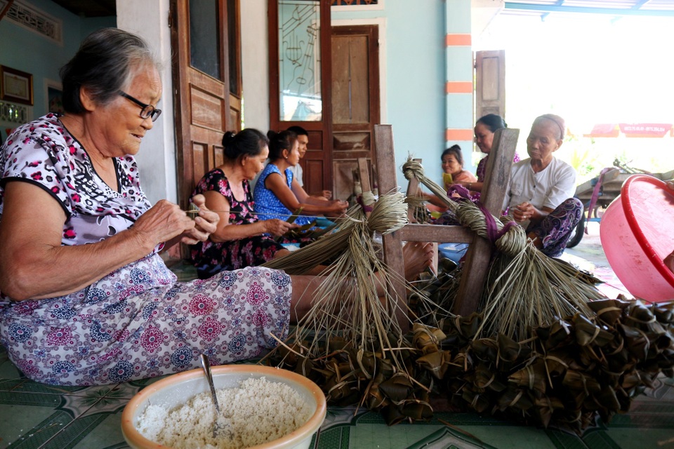 Bánh ú tro truyền thống tất bật vào vụ Tết Đoan Ngọ - 1 Bánh ú tro truyền thống tất bật vào vụ Tết Đoan Ngọ - 1