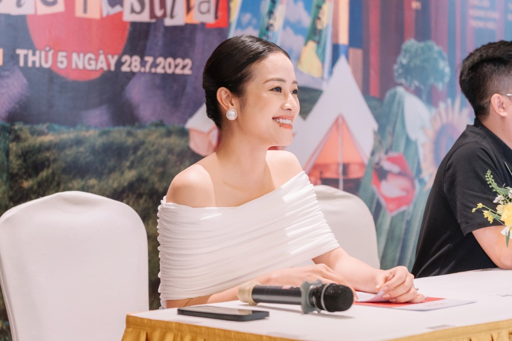 BTV Anh Tuấn, Phí Linh dẫn chương trình nhóm Blue đến Việt Nam biểu diễn - 4 BTV Anh Tuấn, Phí Linh dẫn chương trình nhóm Blue đến Việt Nam biểu diễn - 4
