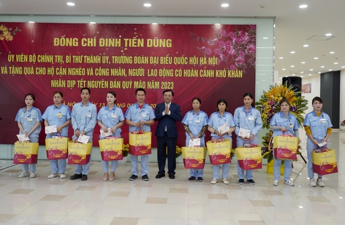 Bí thư Thành ủy Hà Nội Đinh Tiến Dũng tặng quà cho người lao động Công ty TNHH Điện Stanley Việt Nam.