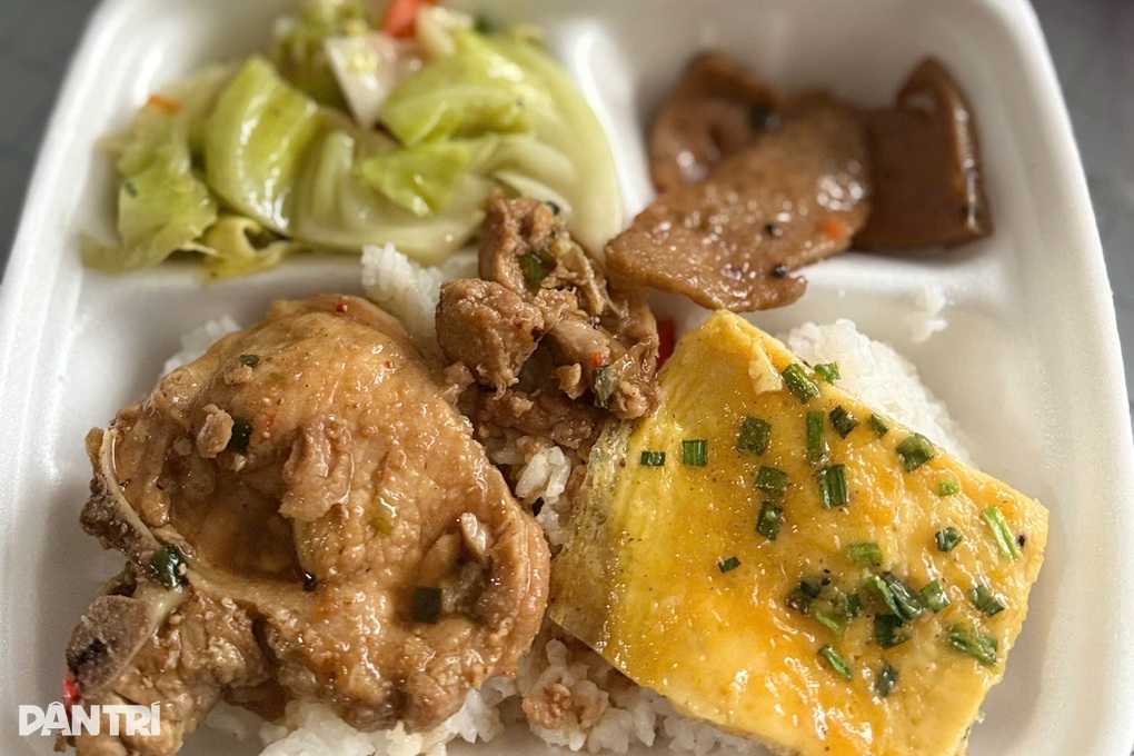 Mưa lũ miền Trung: “Chỉ mong bà con có nước uống, thức ăn - 2 Mưa lũ miền Trung: “Chỉ mong bà con có nước uống, thức ăn - 2