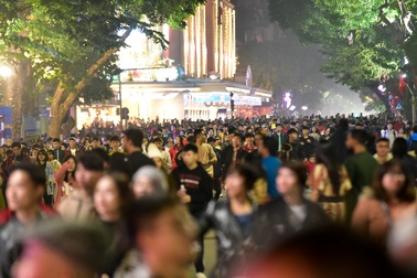 Hà Nội: Dòng người ùn ùn đổ về hồ Gươm đón năm mới 2020