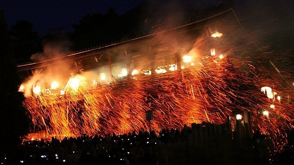 Rực rỡ hoa lửa trong lễ hội đón mùa xuân lâu đời nhất xứ Phù Tang - 2