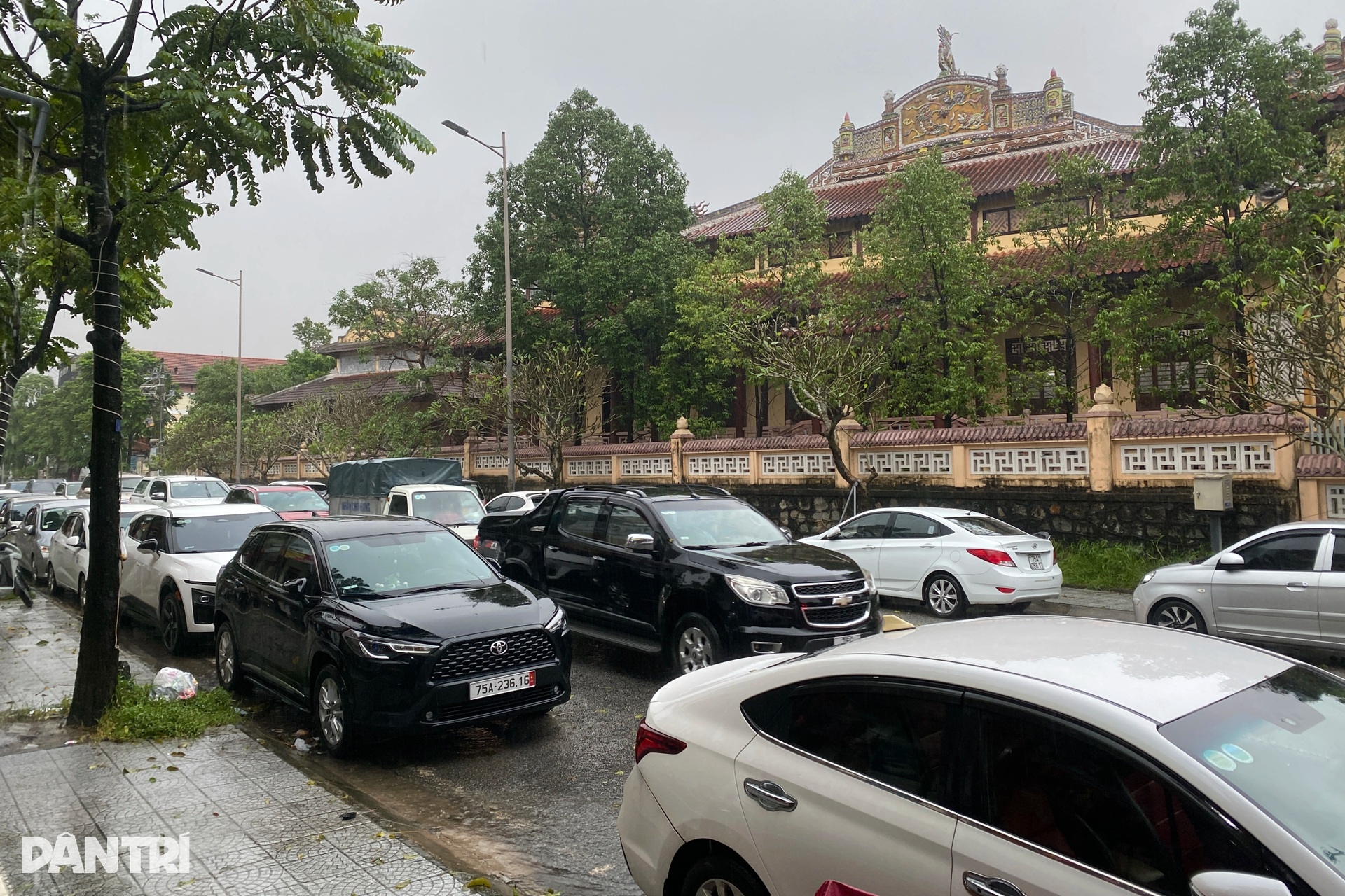 Nhiều nơi ở Huế lại chìm trong mưa lũ, rác thải bủa vây các khu phố - 6