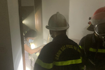 Giải cứu 9 người thoát khỏi căn nhà cháy ở Hà Nội